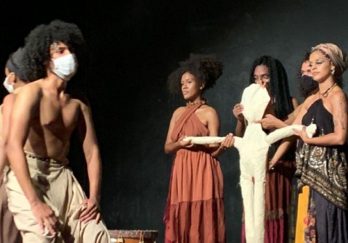 Montagem teatral inspirada no mito de Medeia é apresentada em Belo Horizonte