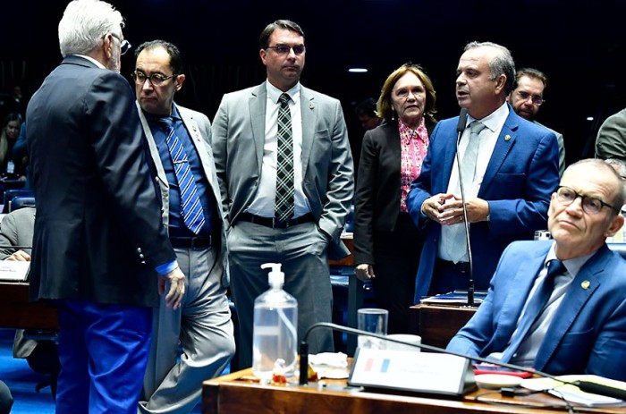 PL das Fake News: ação de Moraes contra plataformas digitais provoca debate