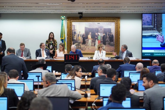 Debatedores divergem sobre limites à imunidade parlamentar