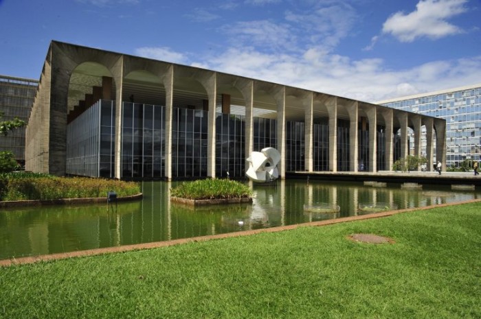 Lei altera a tabela de vencimentos de servidores da União no exterior