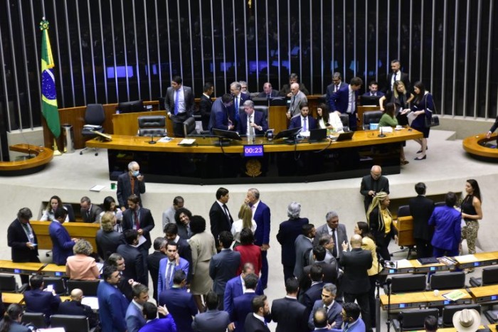 Câmara aprova urgência para projeto do novo regime fiscal; acompanhe