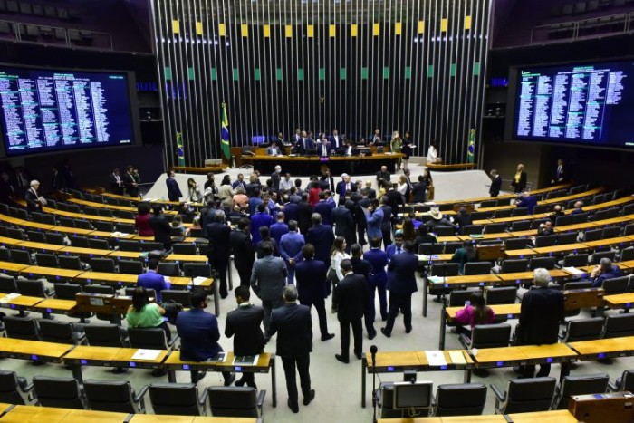 Plenário aprova urgência para projeto que inclui nova matéria em currículo escolar; acompanhe