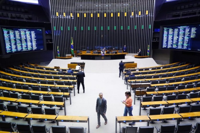 Câmara aprova urgência para projeto que prevê obrigações a empresas responsáveis por desastres