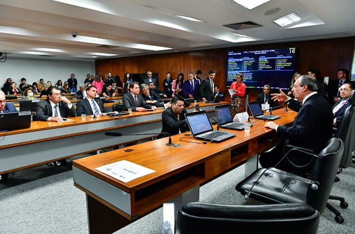 Ministro pode ser chamado a falar sobre contratação de funcionários na Câmara