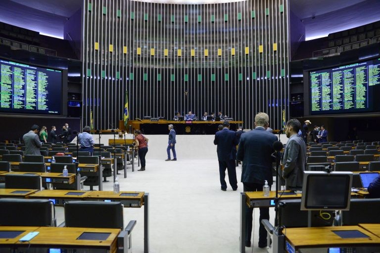 Deputados analisam MP que cria programa de estímulo ao emprego de mulheres; acompanhe