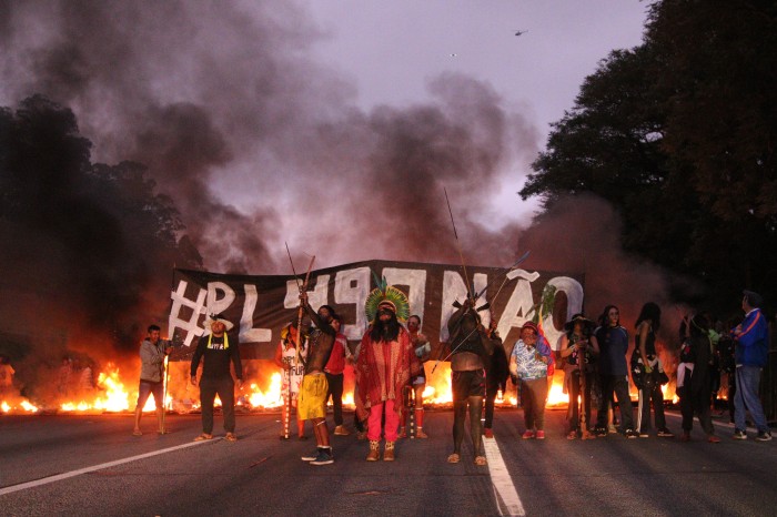 Povo guarani bloqueia rodovia em São Paulo contra marco temporal