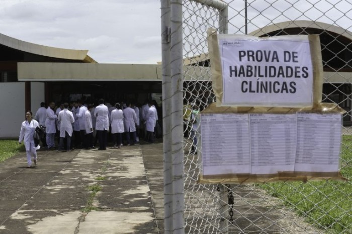 Comissão debate baixa taxa de aprovação no Revalida