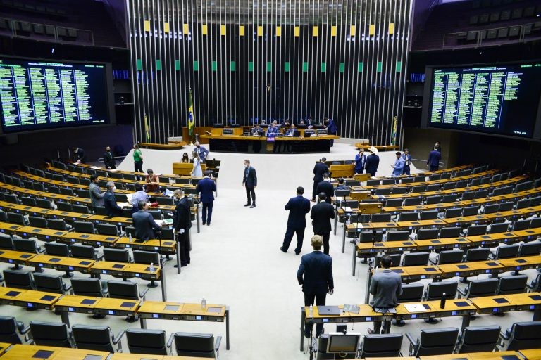 Câmara aprova MP que ajusta créditos tributários para produtores e vendedores de combustíveis; acompanhe