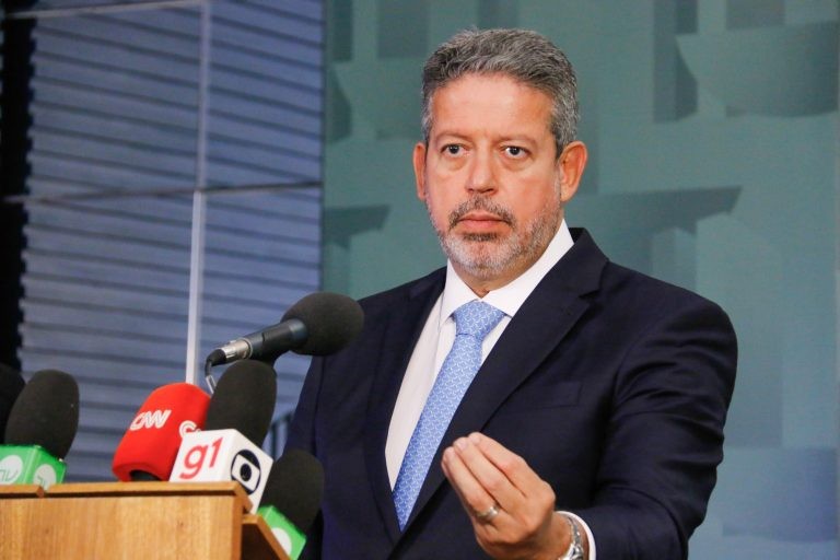 Democracia está produzindo resultados concretos, afirma Lira