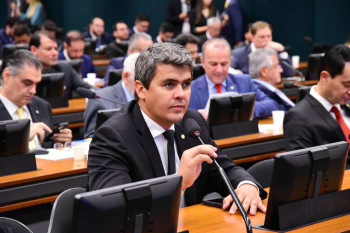 Comissão aprova garantia de vaga em escolas no período diurno para estudantes com filhos