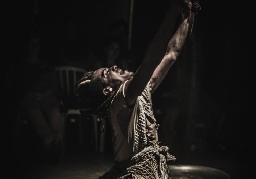 Espetáculo teatral ‘Arraigada’ estreia no Teatro de Arena, em São Paulo