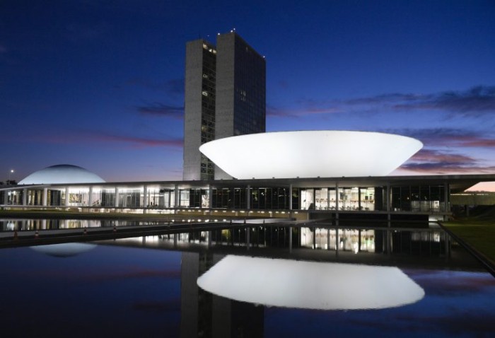 Iluminação branca na Câmara lembra Dia Mundial de Combate ao Câncer de Pulmão