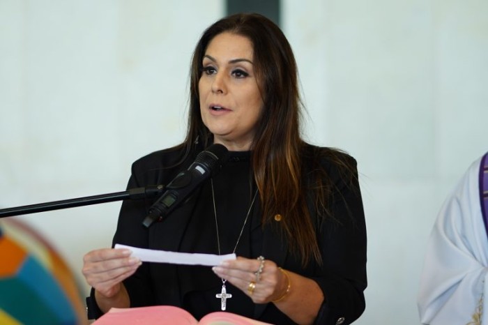 Projeto torna crime contra a economia popular venda de ingressos por cambistas
