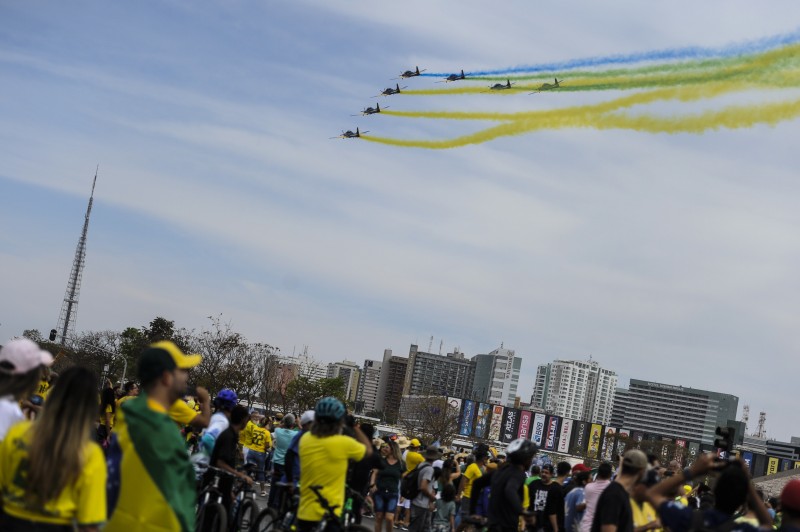 Desfile em comemoração ao Bicentenário reúne multidão na Esplanada