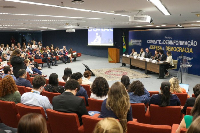 Especialistas defendem regulação de todo processo midiático