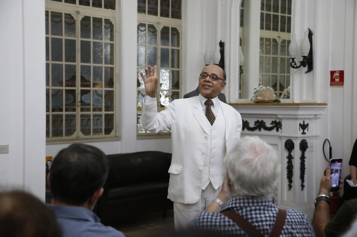 Mario de Andrade sopra velinhas por seus 130 anos de nascimento