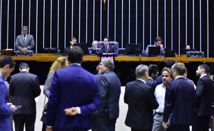 Deputados analisam projeto sobre prevenção de desastres; acompanhe