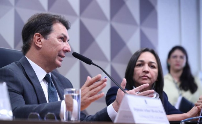 Relatora da CPMI do 8 de Janeiro lê parecer; acompanhe