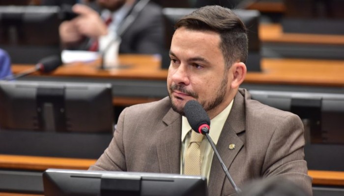 Comissão aprova reaproveitamento de ex-empregados de estatais privatizadas do setor elétrico