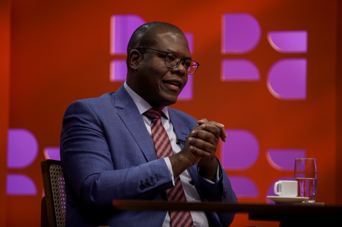 DR com Demori aborda relações raciais e diversidade com Silvio Almeida