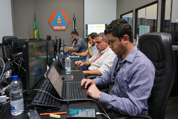 Governo de SP mobiliza 5 mil agentes de Defesa Civil devido a previsão de tempestade