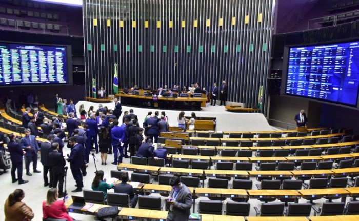 Plenário abre sessão e analisa urgência para regras de cooperativas de seguros