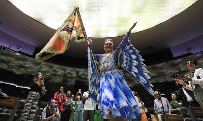 Porta-bandeira da Portela sofre racismo em aeroporto, diz família