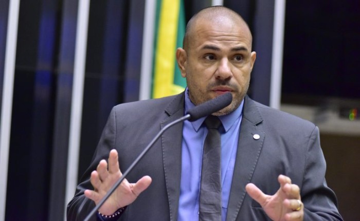 Comissão aprova projeto que facilita revenda de carro comprado com isenção fiscal por representante de pessoa com deficiência