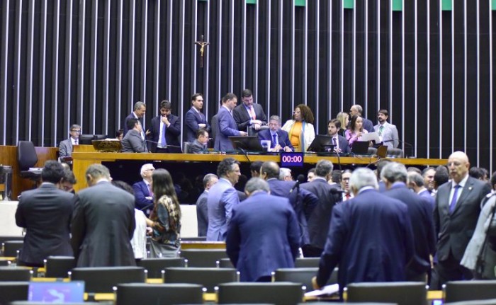 Deputados questionam relator sobre renovação de contratos de usinas térmicas; acompanhe