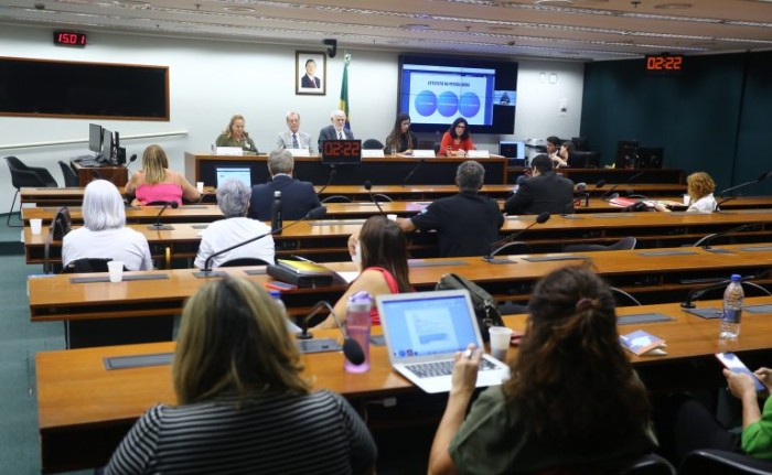 Debatedores cobram política nacional de cuidados para idosos
