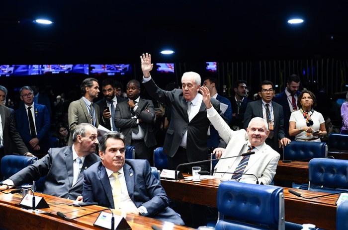 Aprovada tributação de fundos exclusivos e 'offshores'; texto vai à sanção