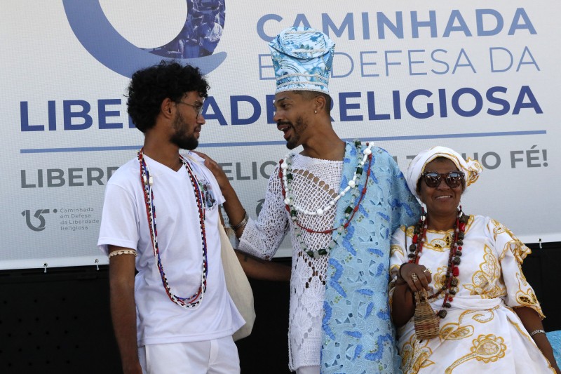 Caminhada contra intolerância reúne representantes de religiões no Rio