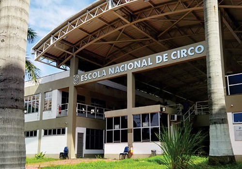 Escola Nacional de Circo Luiz Olimecha, no Rio, saúda seus novos talentos!