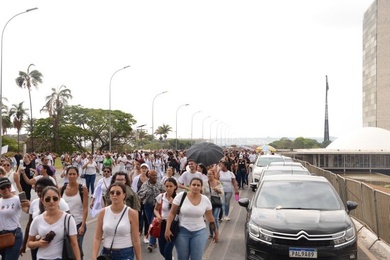 Profissionais de enfermagem protestam contra suspensão do piso salarial, enquanto Congresso busca recursos