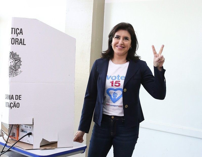 Simone Tebet vota em Campo Grande e segue para São Paulo