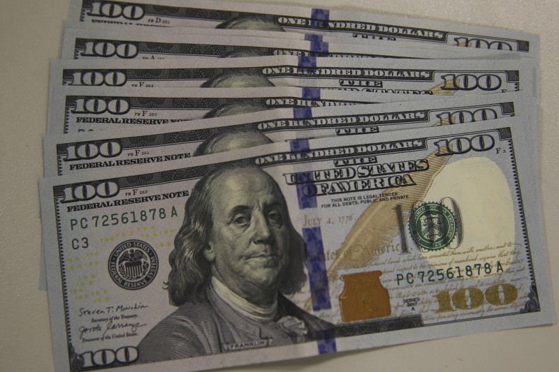Dólar cai para R$ 5,25, refletindo bom humor externo