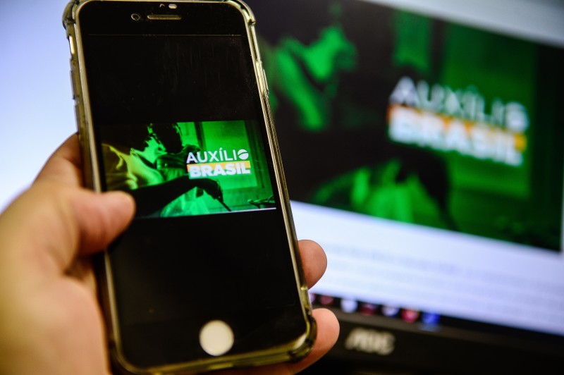 Auxílio Brasil é pago a beneficiários com NIS de final 8