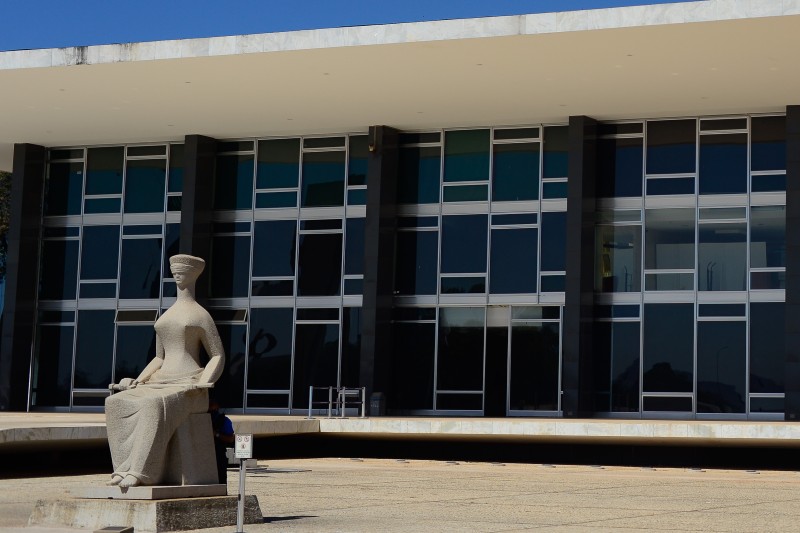 STF forma maioria sobre licença-maternidade após alta hospitalar