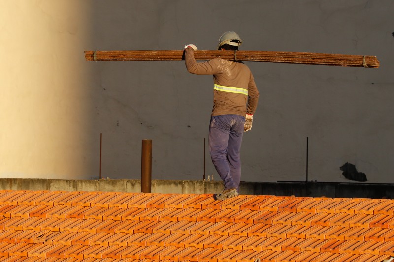Confiança da construção cai 0,8 ponto em outubro, informa a FGV