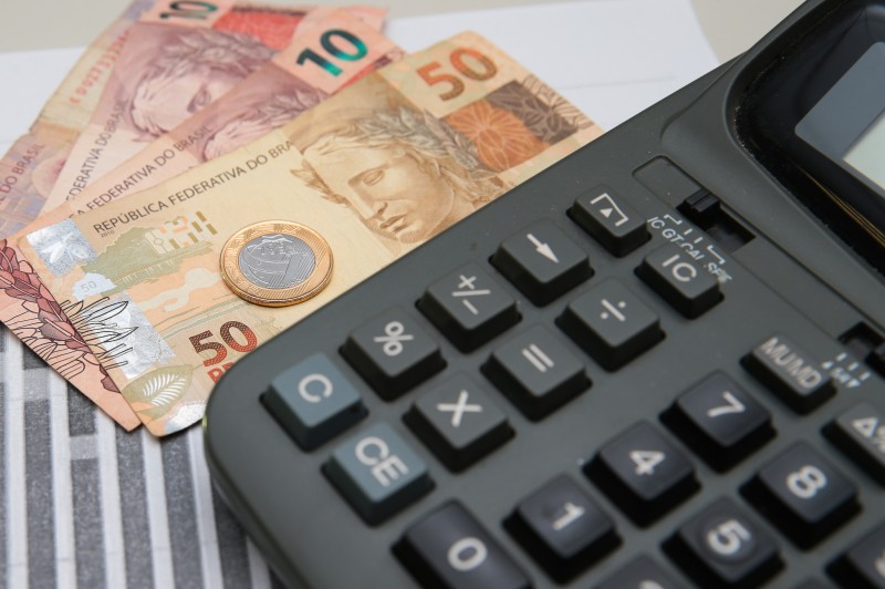 Taxas de juros seguem em patamar alto, com leve redução em setembro
