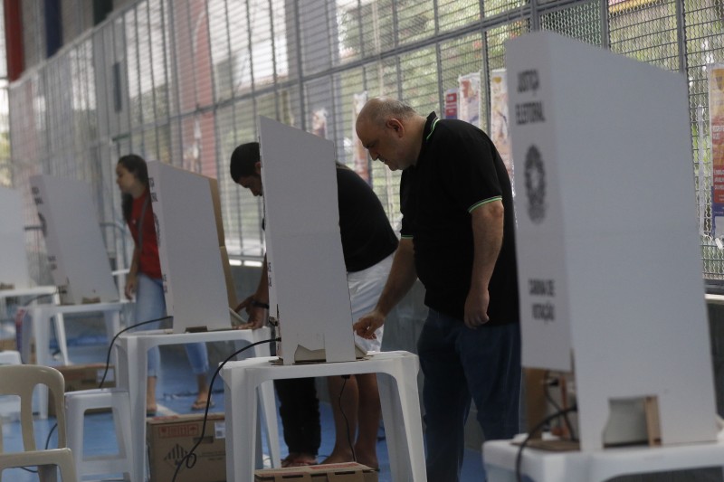 Eleitores vão às urnas neste domingo para o segundo turno
