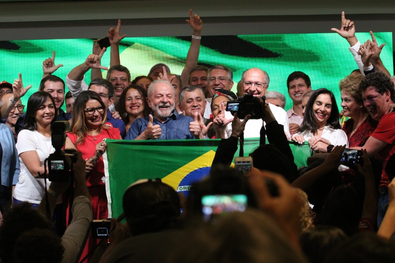 Em primeiro discurso, Lula diz que combate à miséria é sua missão