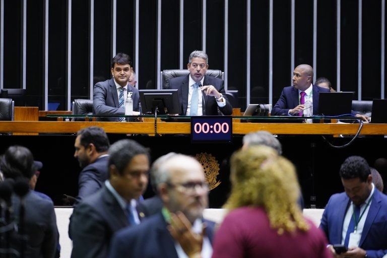 Câmara aprova novas punições para o uso de celular em presídios; acompanhe