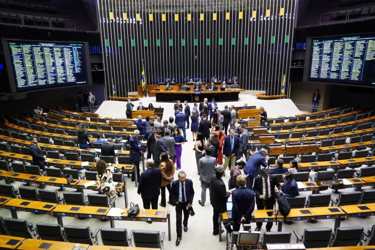 Câmara realiza sessão de votações e aprova urgência para dois projetos; acompanhe