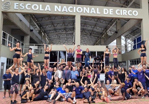 Escola Nacional de Circo recebe visita de cônsul do Canadá