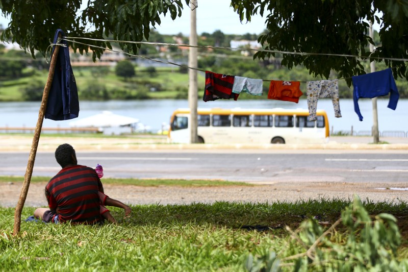 Famílias carentes acampadas em Brasília ficam indiferentes à Copa