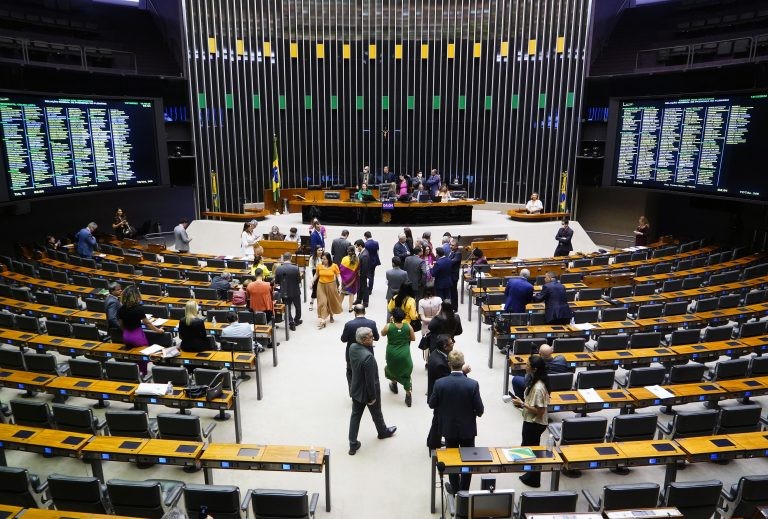 Debate da PEC da Transição opõe bases de Lula e de Bolsonaro