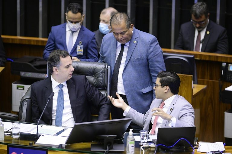 Votação de projeto sobre transparência para emendas de relator é adiada; acompanhe