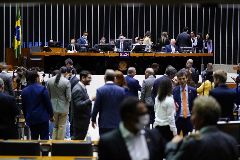 Congresso derruba vetos que limitam reajustes para merenda escolar e bolsa permanência