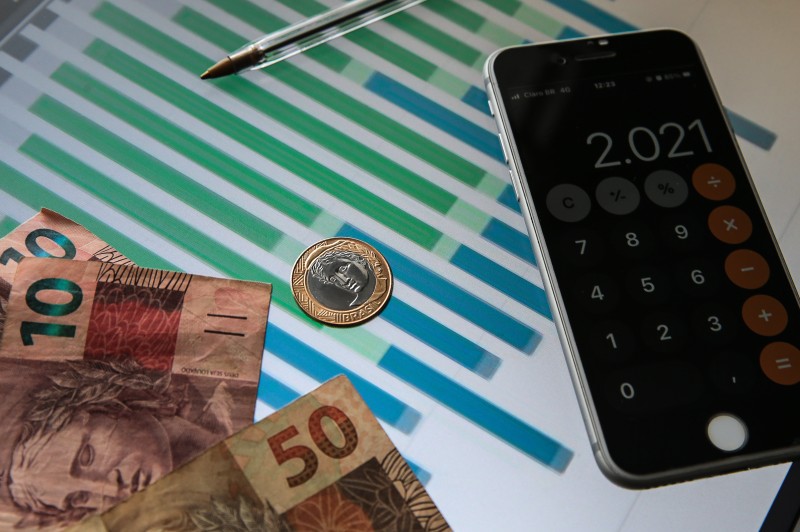 Tesouro pede menos gastos para conter alta da dívida pública